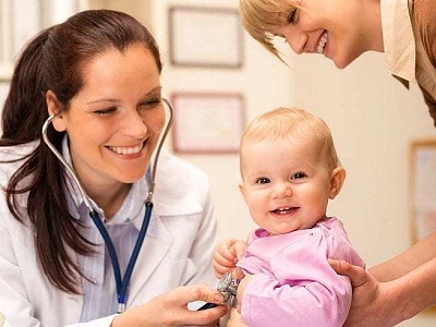 Каких врачей нужно посетить в первый год жизни ребенка?